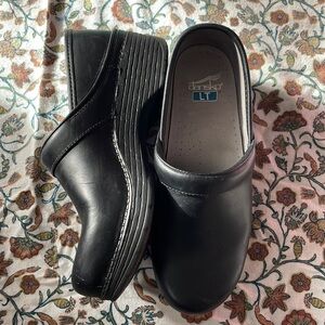 Black Danskos barely used